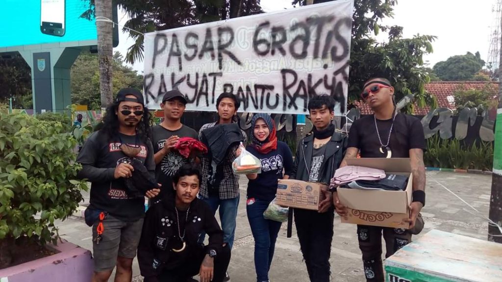 Anak-punk-berbagi