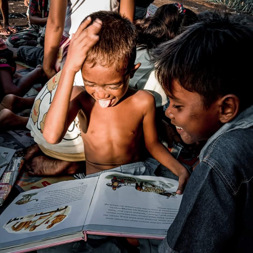 Mahasiswa mendapat tawaran Rp 700 ribu/bulan dari Menteri Pendidikan dan Kebudayaan (Mendikbud) Nadiem Makarim untuk mengajar di sekolah Mahasiswa mendapat tawaran Rp 700 ribu/bulan dari Menteri Pendidikan dan Kebudayaan (Mendikbud) Nadiem Makarim untuk mengajar di sekolah