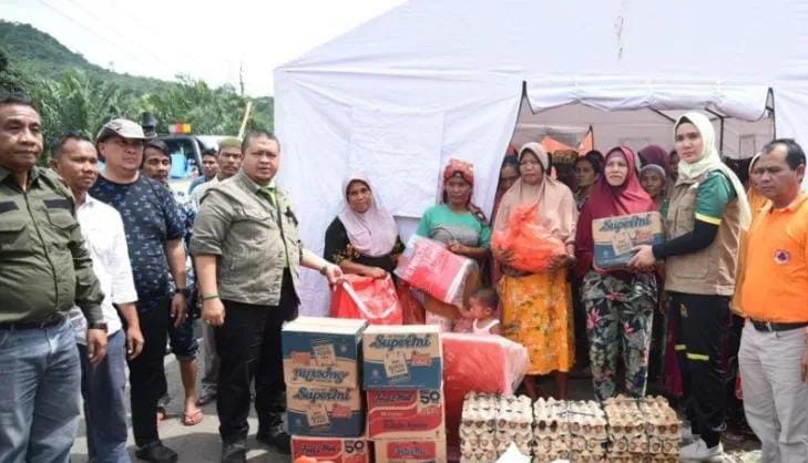 WhatsApp Image 2022-12-01 at 16.05.07 Bupati dan TP PKK Tapsel Turun Ke Lokasi Banjir