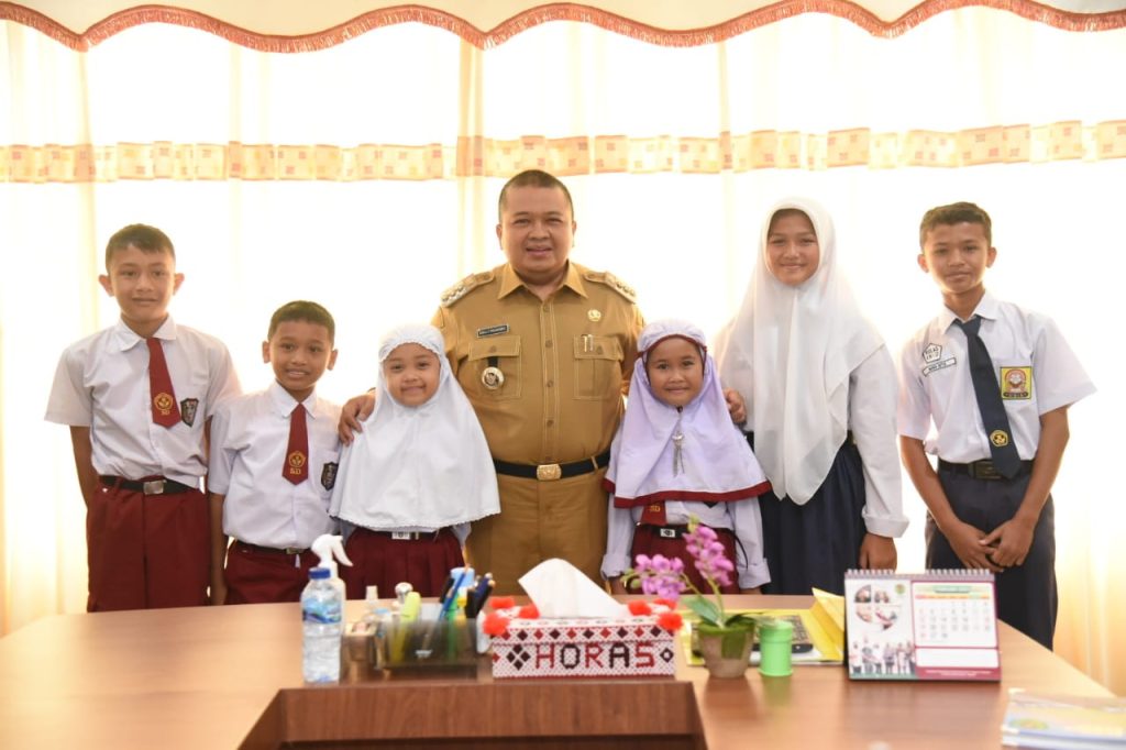 48e10218-0f25-45ff-ad7c-9b79b4da92ce Bupati Tapsel Lepas Enam Siswa Tapsel